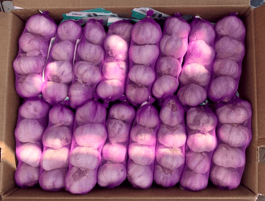 caja con mallas de ajo morado
